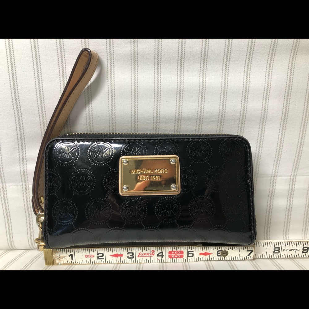 Michael Kors🖤black patient leather wristlet